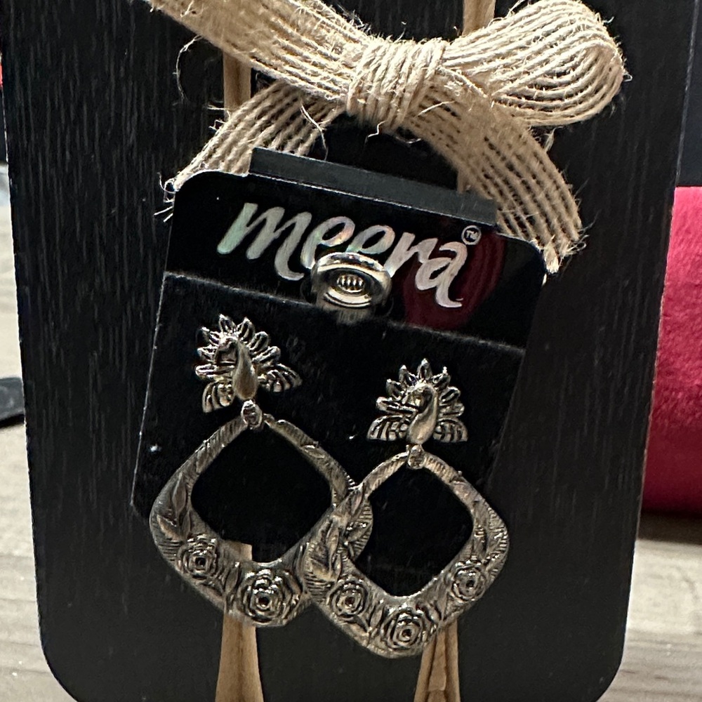 ❣️5|$25❣️Meera Silver Floral Drop Earrings